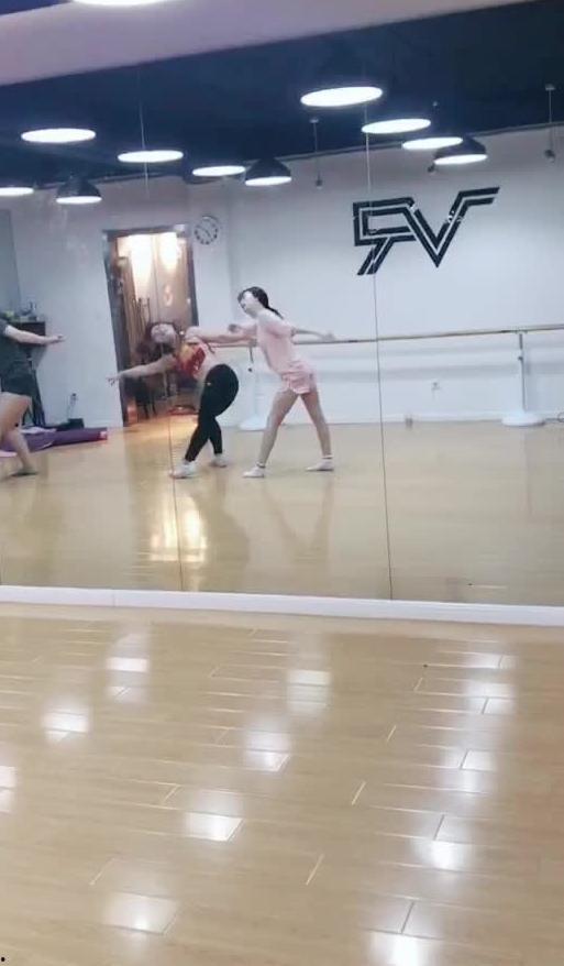 随机舞蹈吃瓜,揭秘娱乐圈的欢乐与八卦