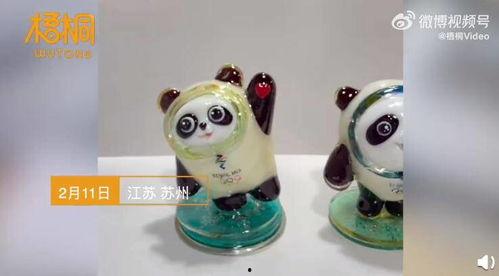 吃瓜冰墩墩,萌态十足，冬日里的可爱担当