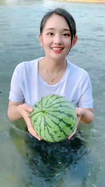 在水里吃瓜,探寻水中吃瓜的独特体验
