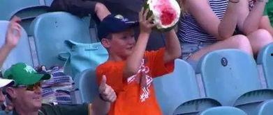 外国男子吃瓜被杀